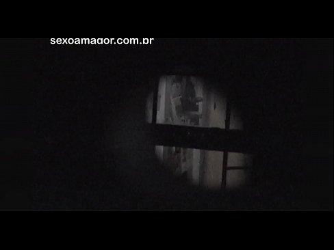 ❤️ Blondiin saab salaja videolevi naabruskonna voyeuri poolt peidetud õõnsate telliskivide taha peidetud ❌ Kaunis porno at us ️❤